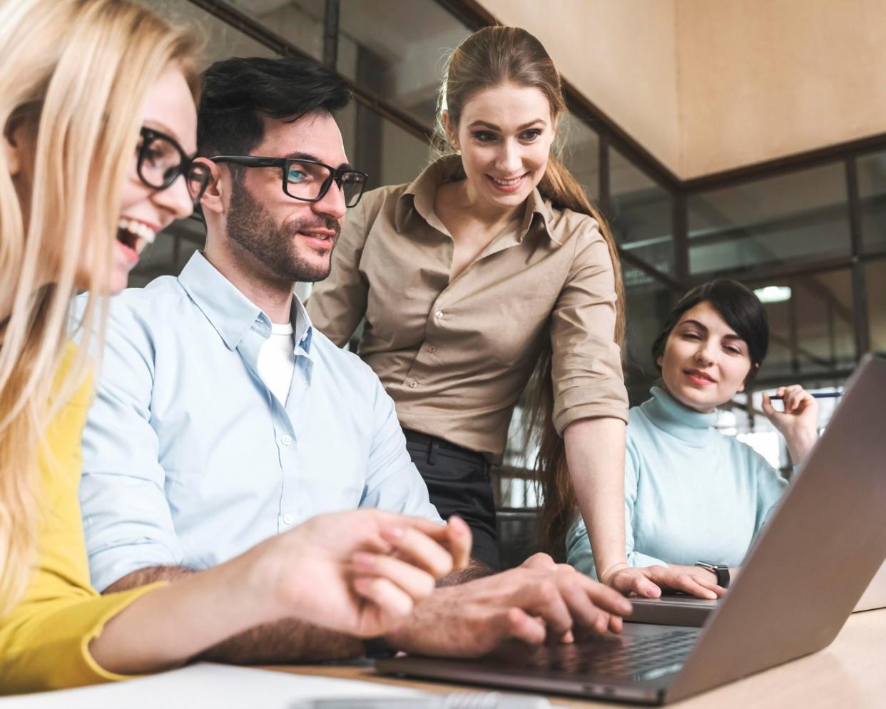 Equipo de analistas trabajando con datos financieros en tiempo real