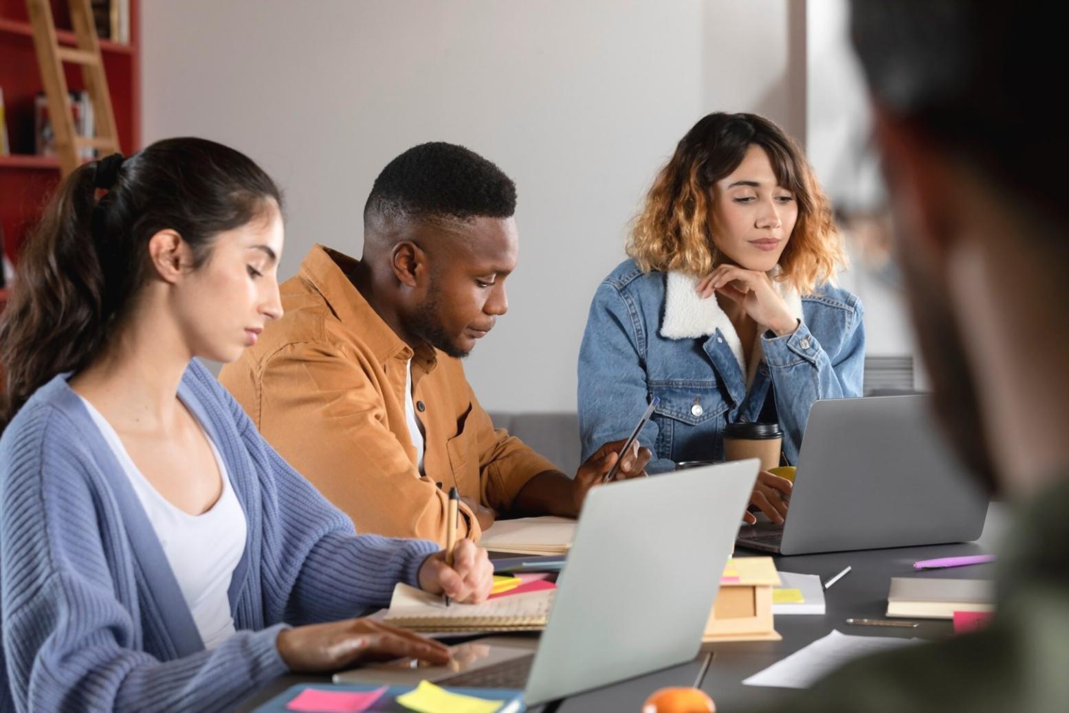 Estudiantes trabajando en análisis financiero